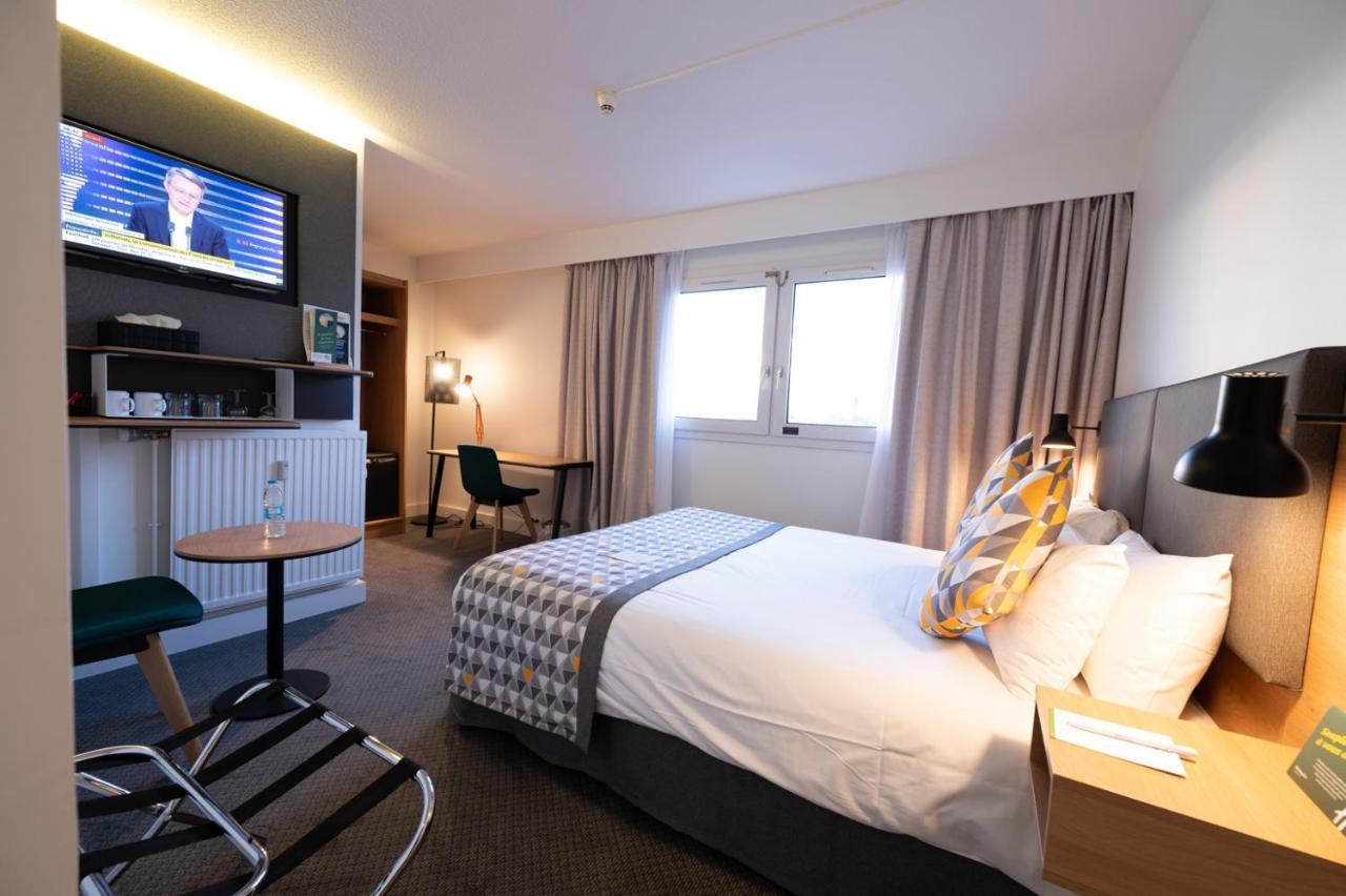 Standard Queen Room Accessible