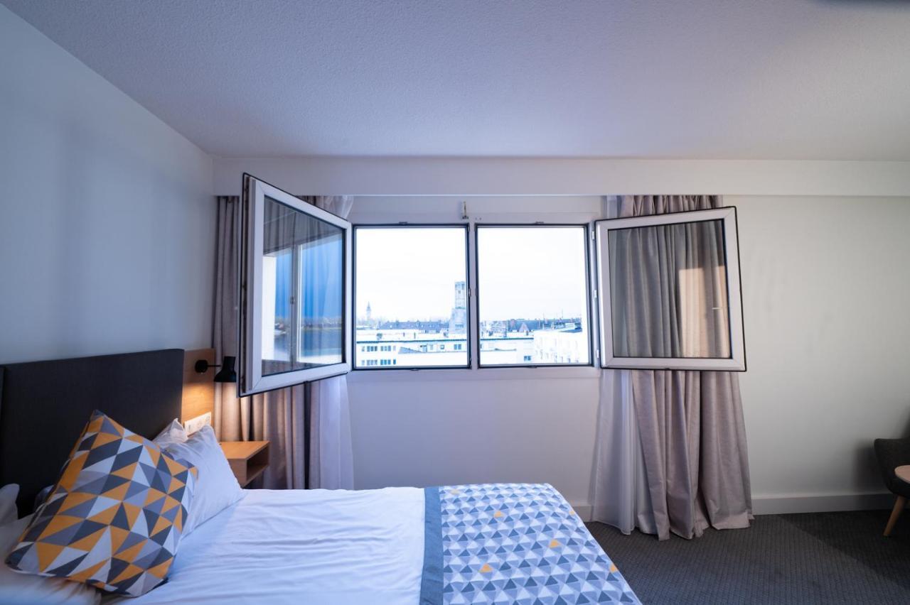 Standard Queen Room Accessible