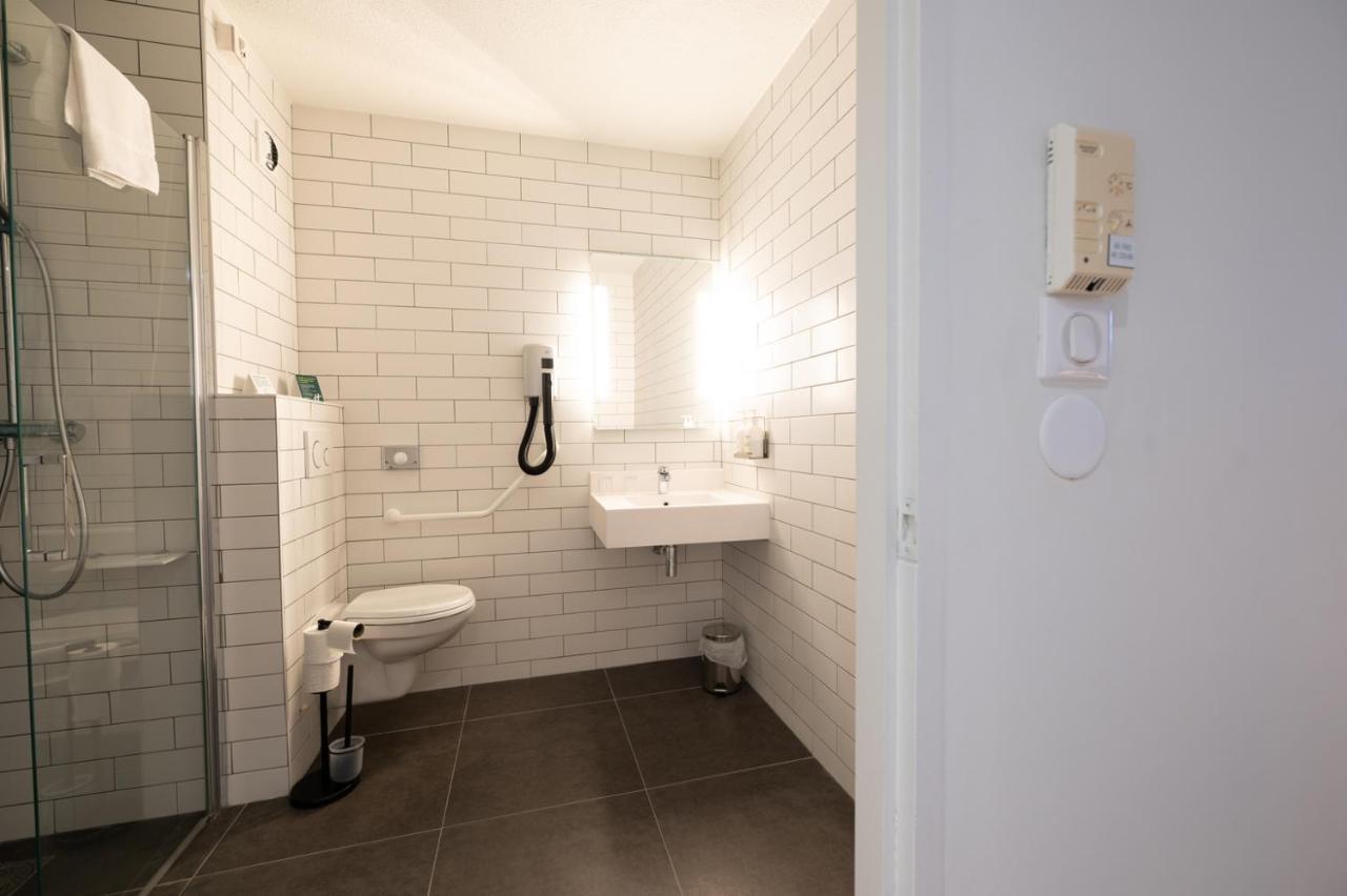 Standard Queen Room Accessible