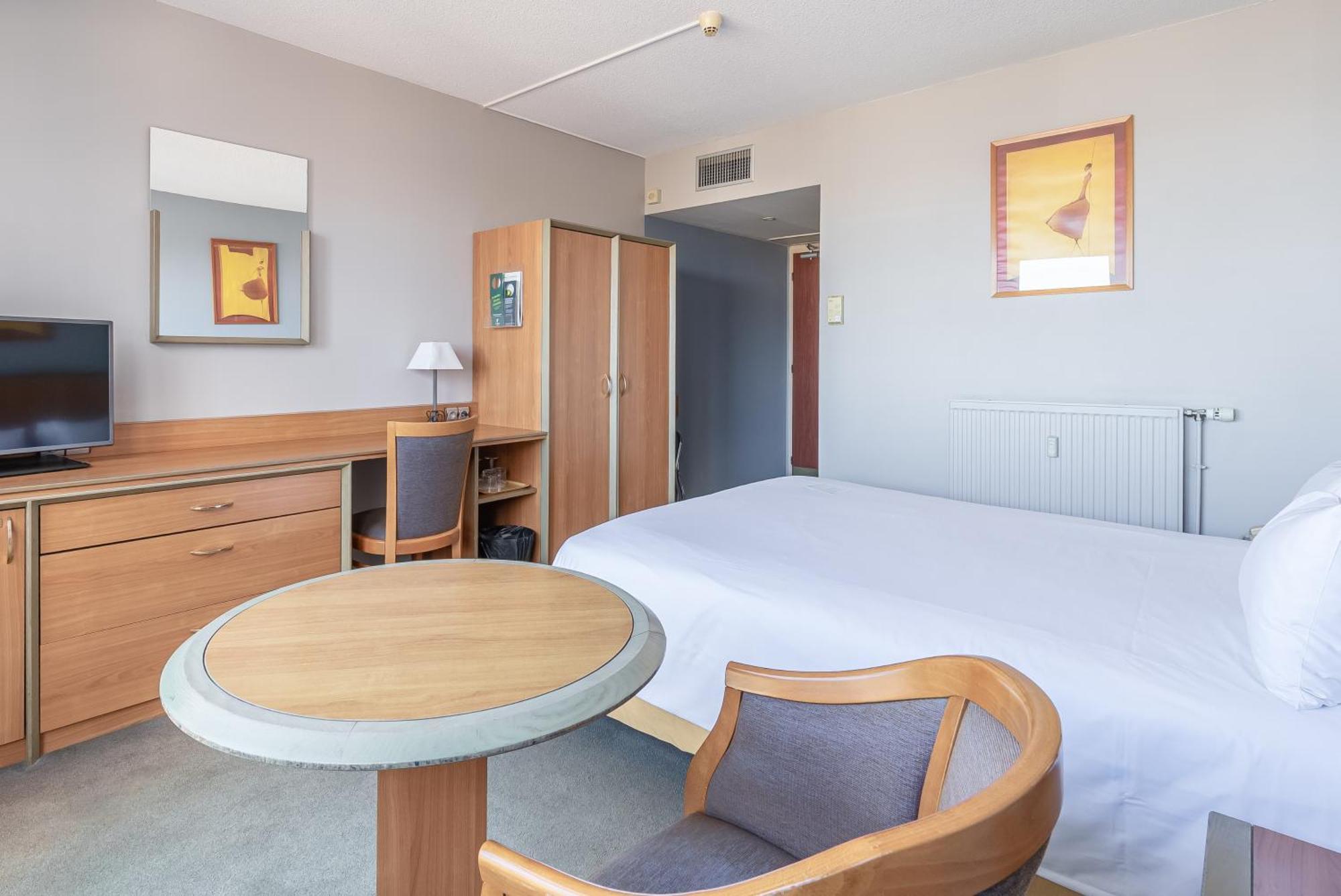 Standard Queen Room